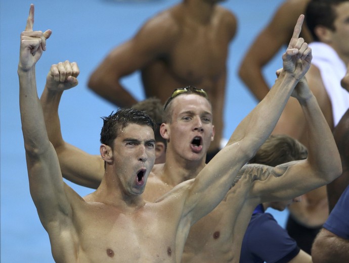 Michael Phelps comemora o ouro conquistado no revezamento 4x100m livre, na noite deste domingo. FOTO: Reuters