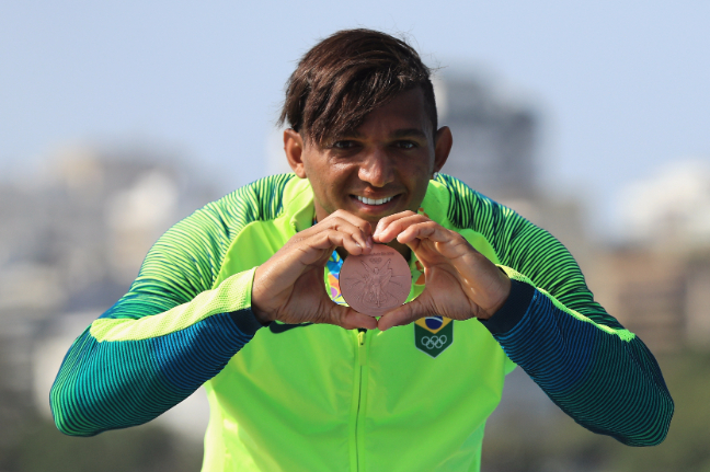 Isaquias é só amor e faz um coração com a ajuda da medalha FOTO: Getty Images/Mike Ehmann