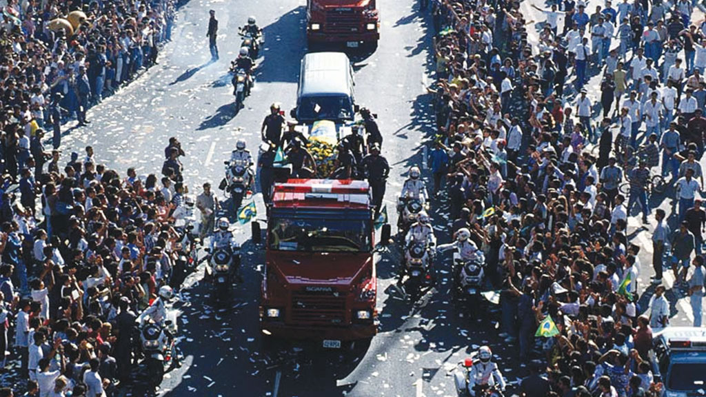 Cortejo com o corpo do piloto levou 1 milhão de pessoas às ruas de São Paulo.