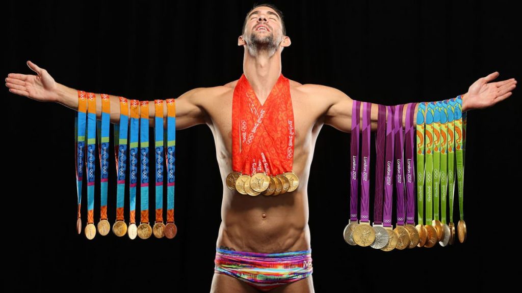 Phelps posa com suas medalhas olímpicas
