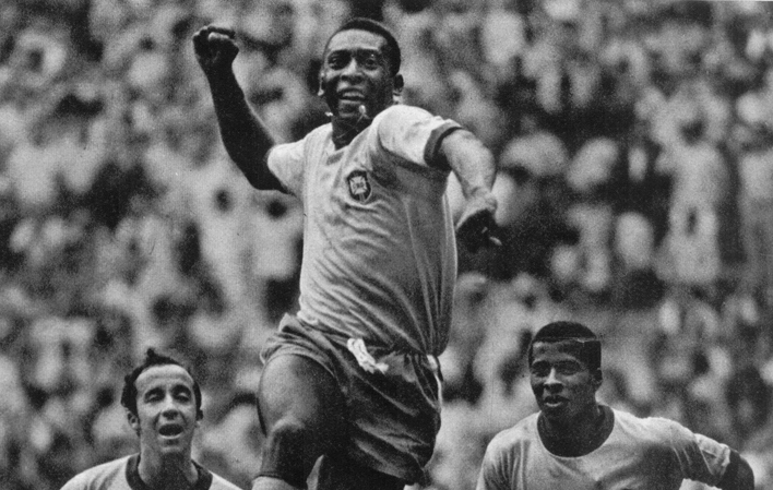Pelé comemora o gol contra a Itália.