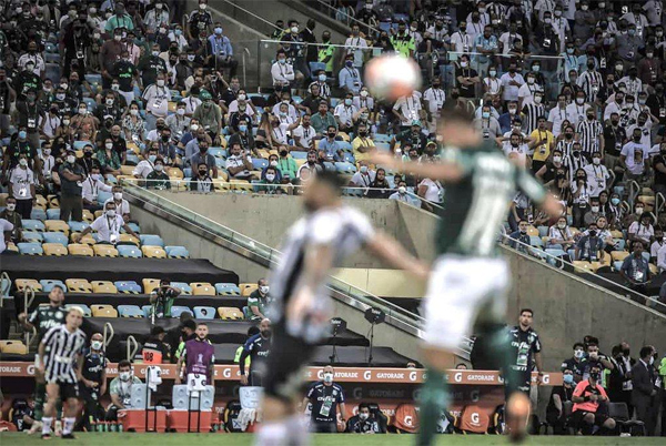 Imagem de torcedores tirando uma selfie no momento do gol do título repercutiu na web. 