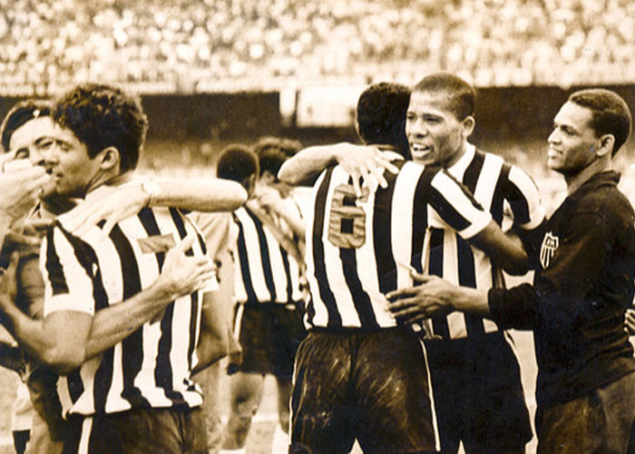 Jogadores do Atlético comemorando o título mineiro de 1970.